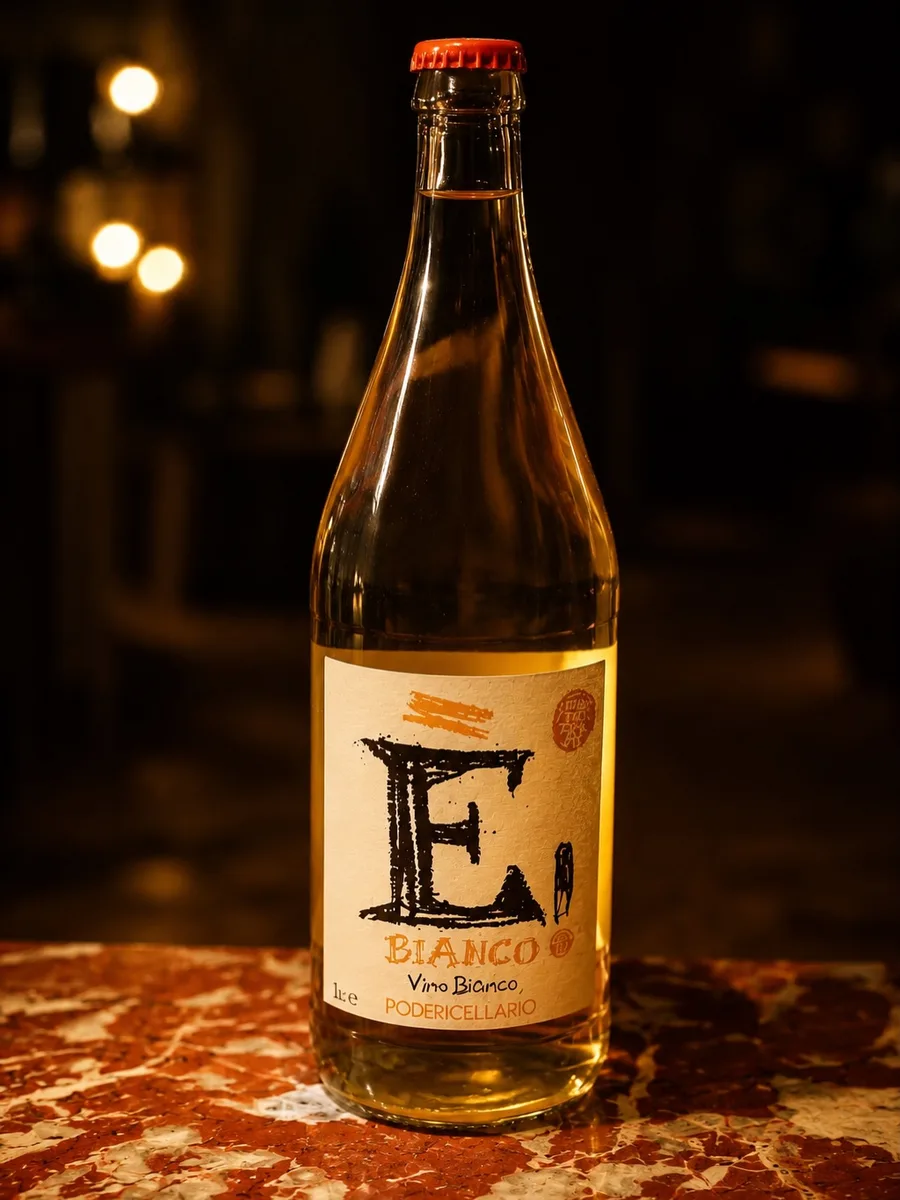 Bouteille de È Bianco! de Poderi Cellario sur le comptoir de marbre rouge du Barrique