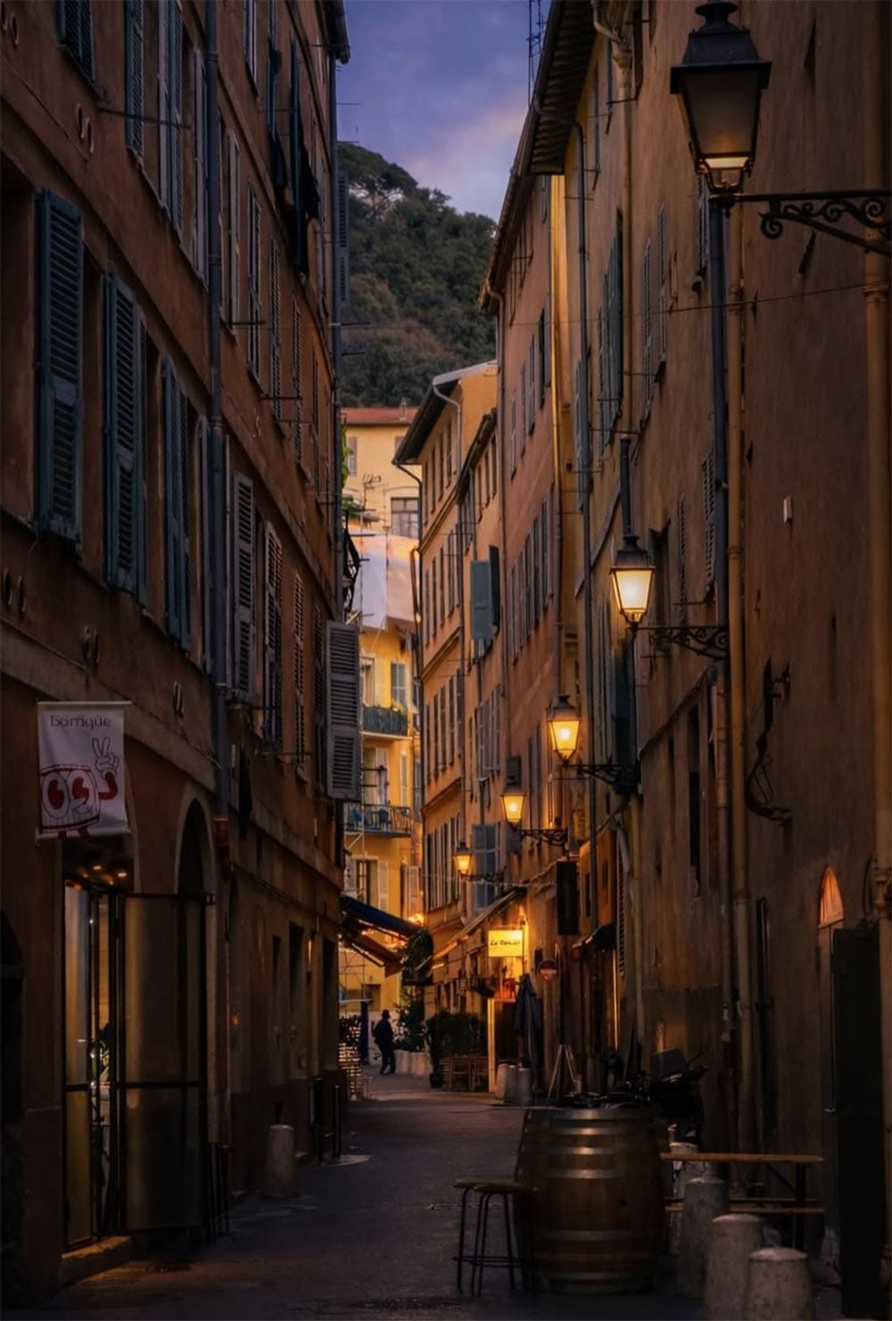 La ruelle du Vieux-Nice menant au Barrique, lanternes allumées